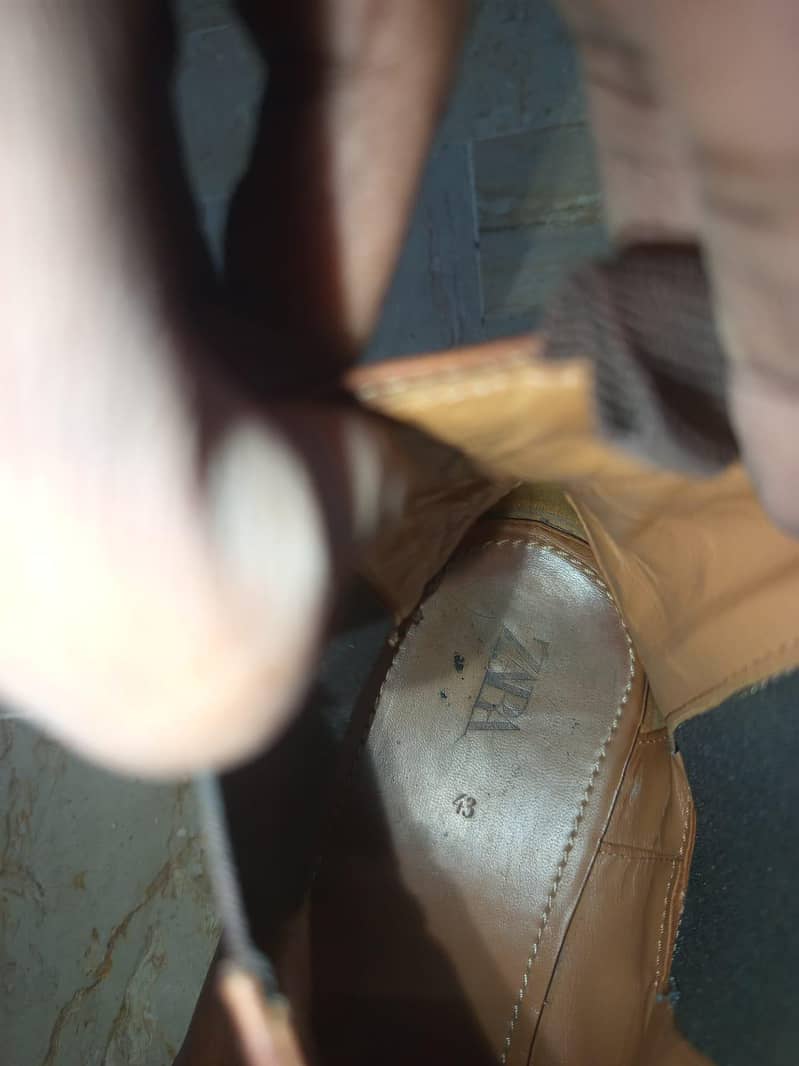 zara chelase boots (used original)

                                                            alt=