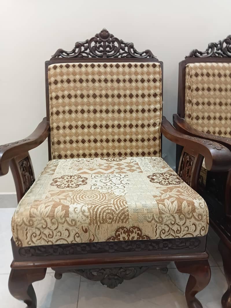 5 seater chinoti sofa set

                                                            alt=