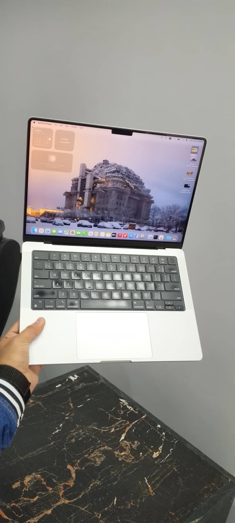 APPLE MACBOOK M1 PRO 14'' INCEHES  FRESH CONDITION LIKE NEW

                                                            alt=