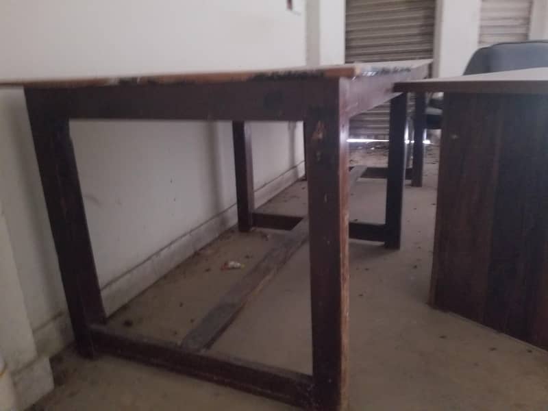 Office new gate with table and chairs

                                                            alt=