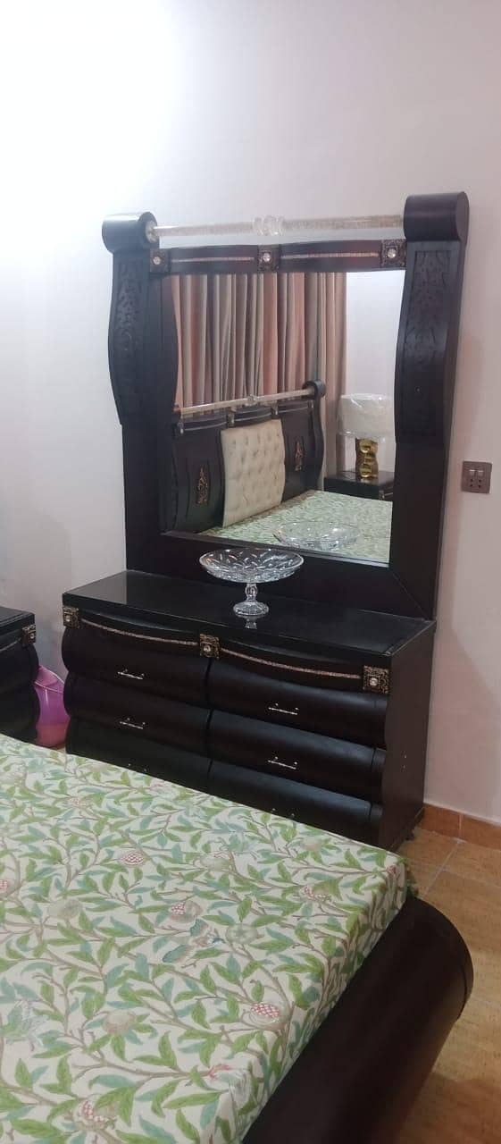 king bed excellent condition

                                                            alt=