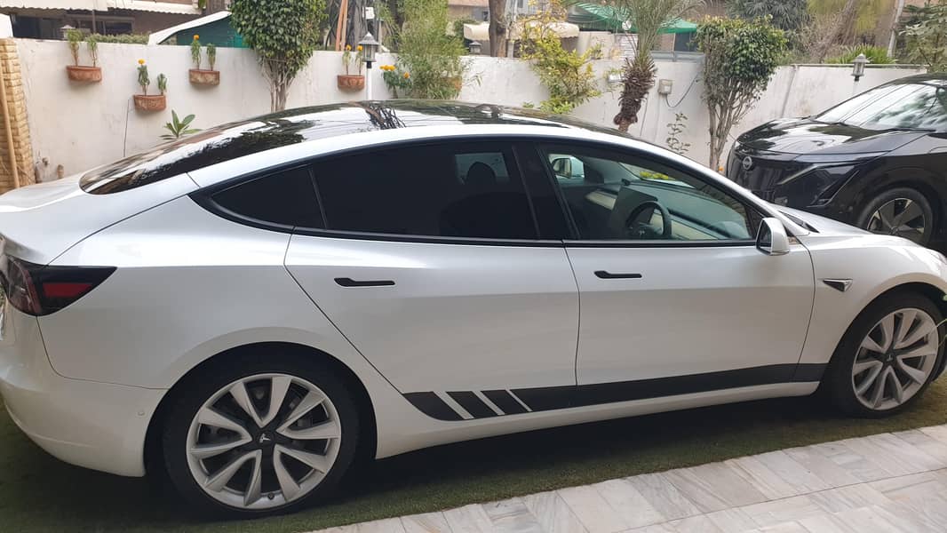 Tesla Model 3

                                                            alt=