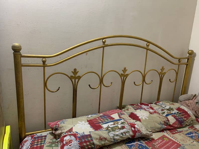 King size Iron Bed

                                                            alt=