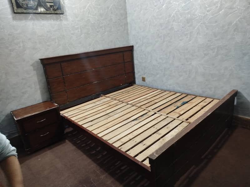 double bed wooden

                                                            alt=