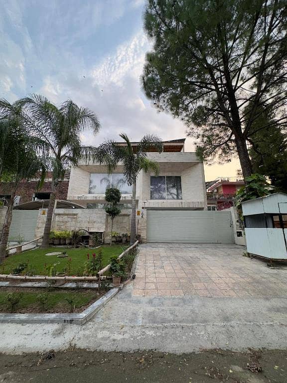 LUXURY HOUSE FOR RENT F-6 (PRIME & HOT LOCATION)

                                                            alt=