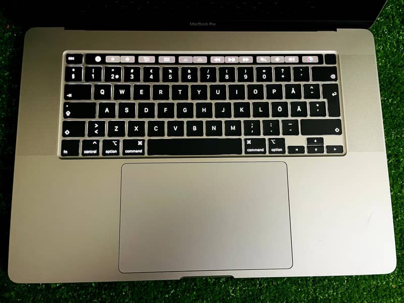 MacBook Pro i9 | 64Gb / 1TB – 16” | (2019) Condition 10/10

                                                            alt=
