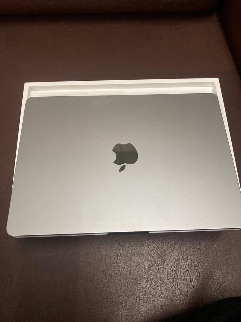 Macbook Air M2 13 inches 8/256gb battery health 100 complete box

                                                            alt=