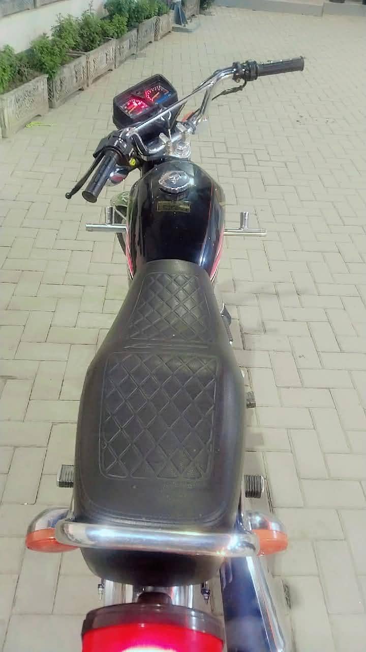 HONDA 125 ALL DOCUMENTS AND PARTS OK

                                                            alt=