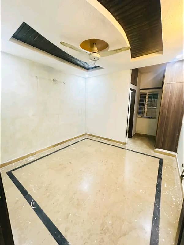 UPPER PORTION FOR RENT G-11 (PRIME LOCATION)

                                                            alt=