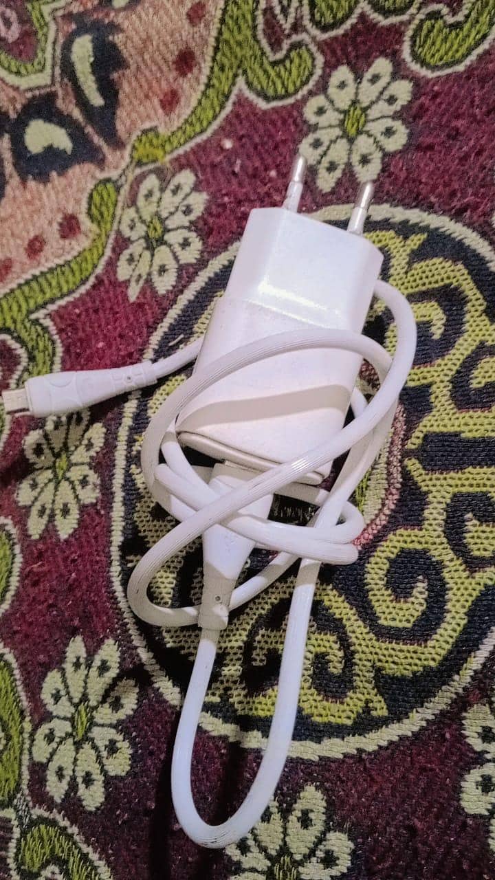 All ok h one hand mobile chala howa h daba bi h sirf cable new li h

                                                            alt=