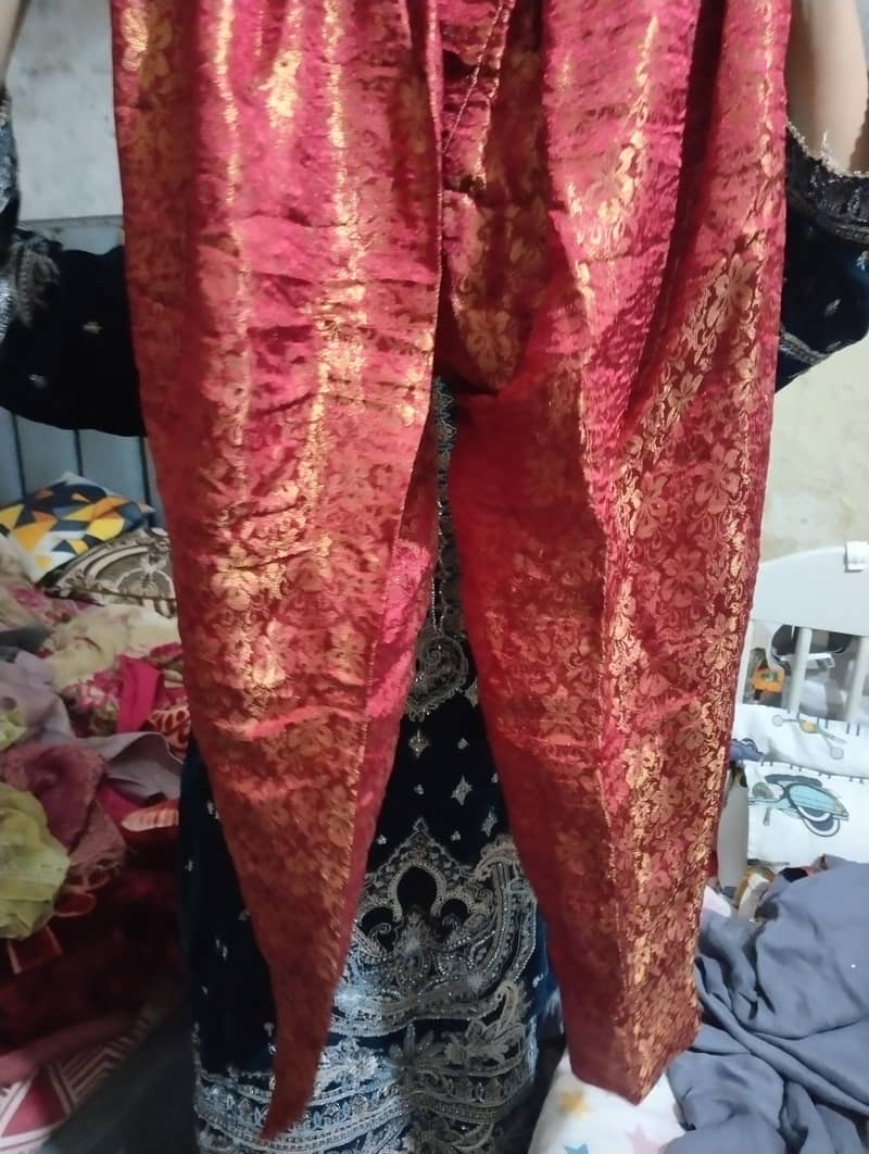 3 peice shafon suit stitched brand new

                                                            alt=