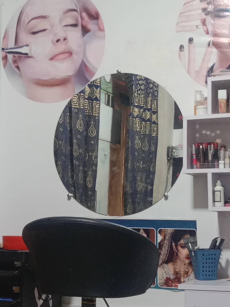 beauty saloon my liy staff ki zarort ha

                                                            alt=