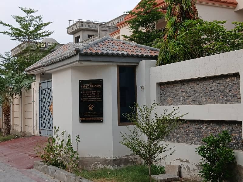 10 Marla Brand New Corner House Near Etihad Phase 1

                                                            alt=