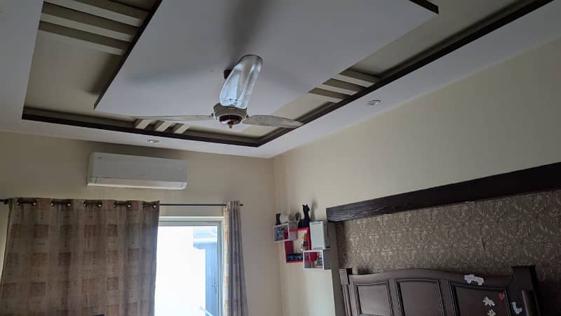 DHA PHASE 5 BLOCK L 70FT ROAD 10 MARLA WELL MANTAIND HOUSE VERY REASONABLE PRICE

                                                            alt=