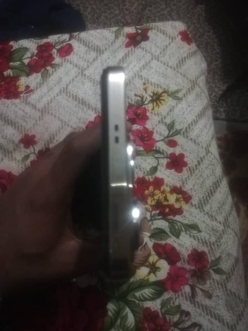 8+8GB EXPENDABLE RAM AND 256GB ROM. . . . . . . .

                                                            alt=