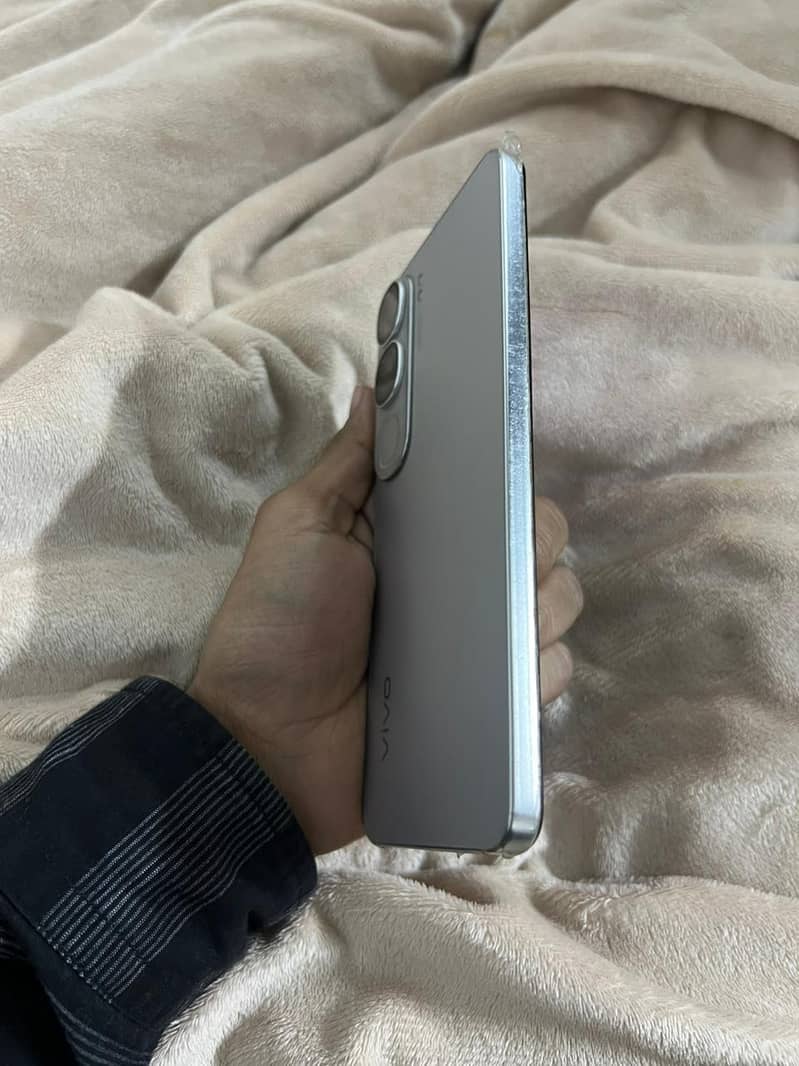 Vivo Y200 08/128 lush condition 10/10

                                                            alt=