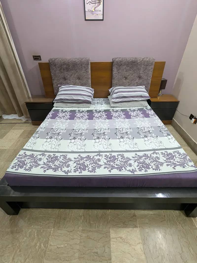 King size bed / side tables / almari / dressing / mattress / for sale

                                                            alt=
