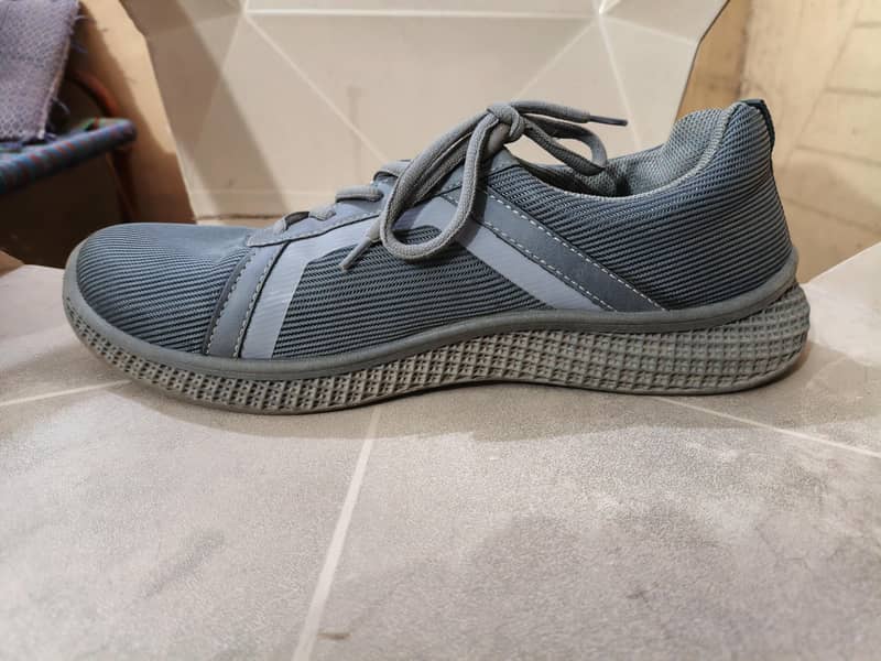 indure sports shoes

                                                            alt=