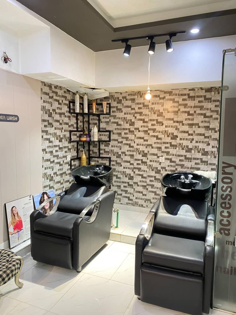 Ladies Salon and Spa in Dha

                                                            alt=