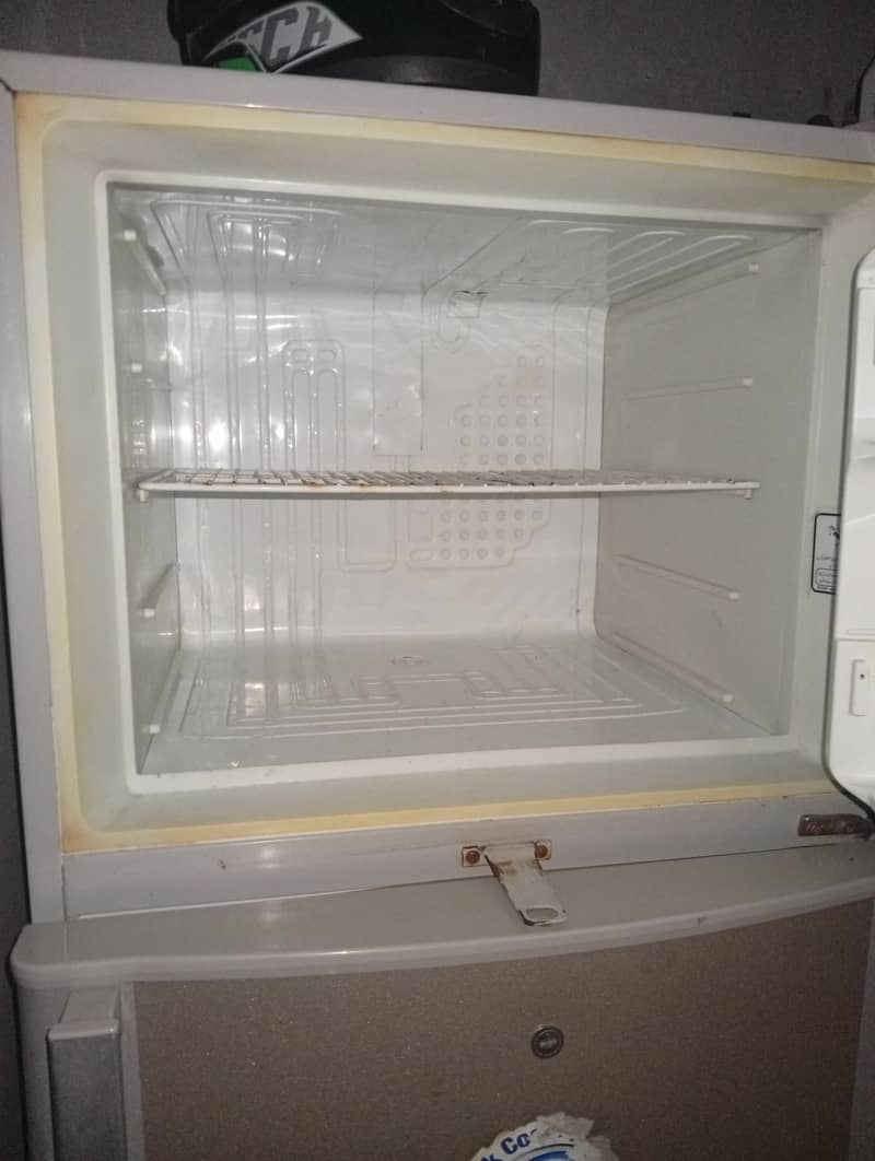 Dawlance fridge medium size for sale

                                                            alt=