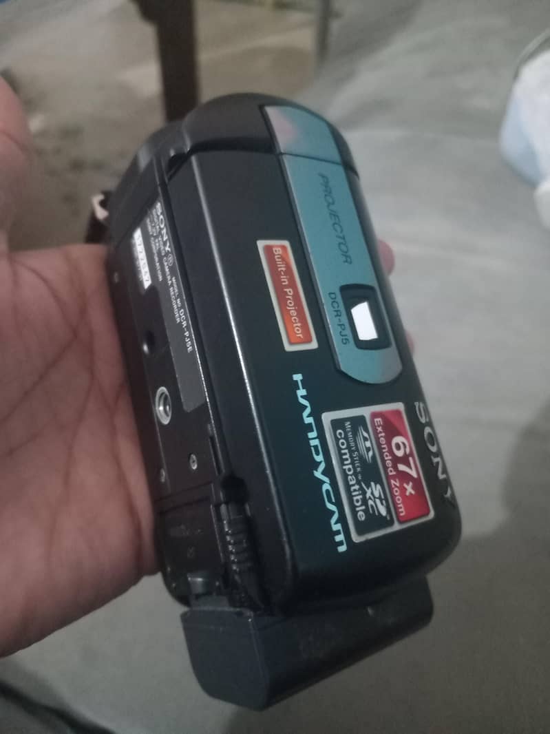 Sony Handycam DCR-PJ5 Built in Projector | 67x zoom | Good Condition

                                                            alt=