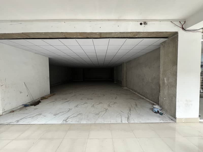 18 Marla 3 Storey Very Prime Location Commercial Building With Wide Parking

                                                            alt=