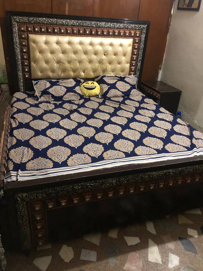King Size Bed with 2 Side Tables – Excellent Condition

                                                            alt=