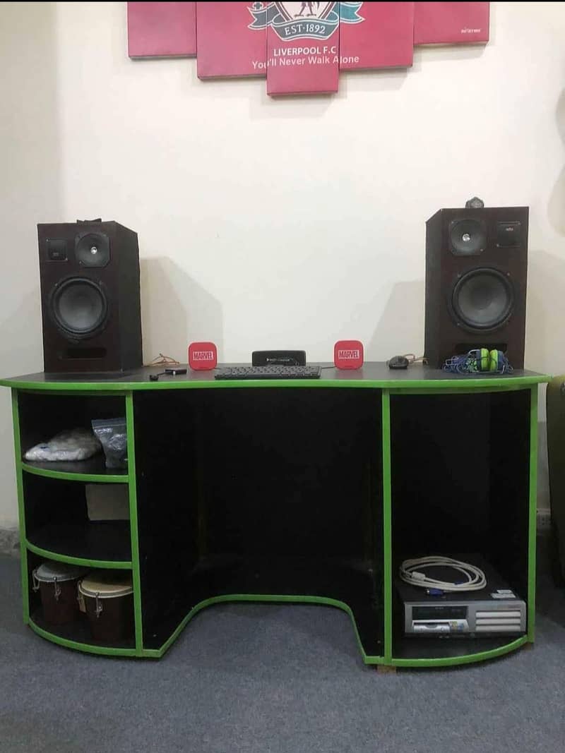 Gaming Table

                                                            alt=