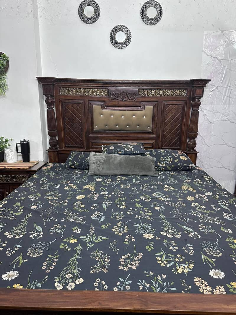 chinoti sheesham wood Bedroom set

                                                            alt=