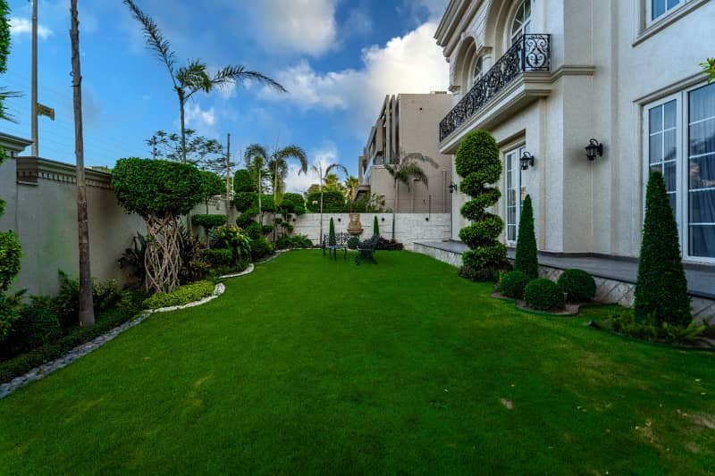 2 Kanal Brand New Upper Portion Lower Portion is Lock with Separate Gate Available For Rent In DHA Phase 8

                                                            alt=