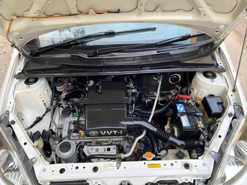 Toyota vitz 2004 Automatic Total genuine paint.

                                                            alt=