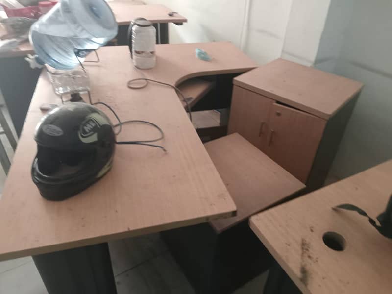 Office Furniture | Office Table | Workstation | Tables with glass top

                                                            alt=