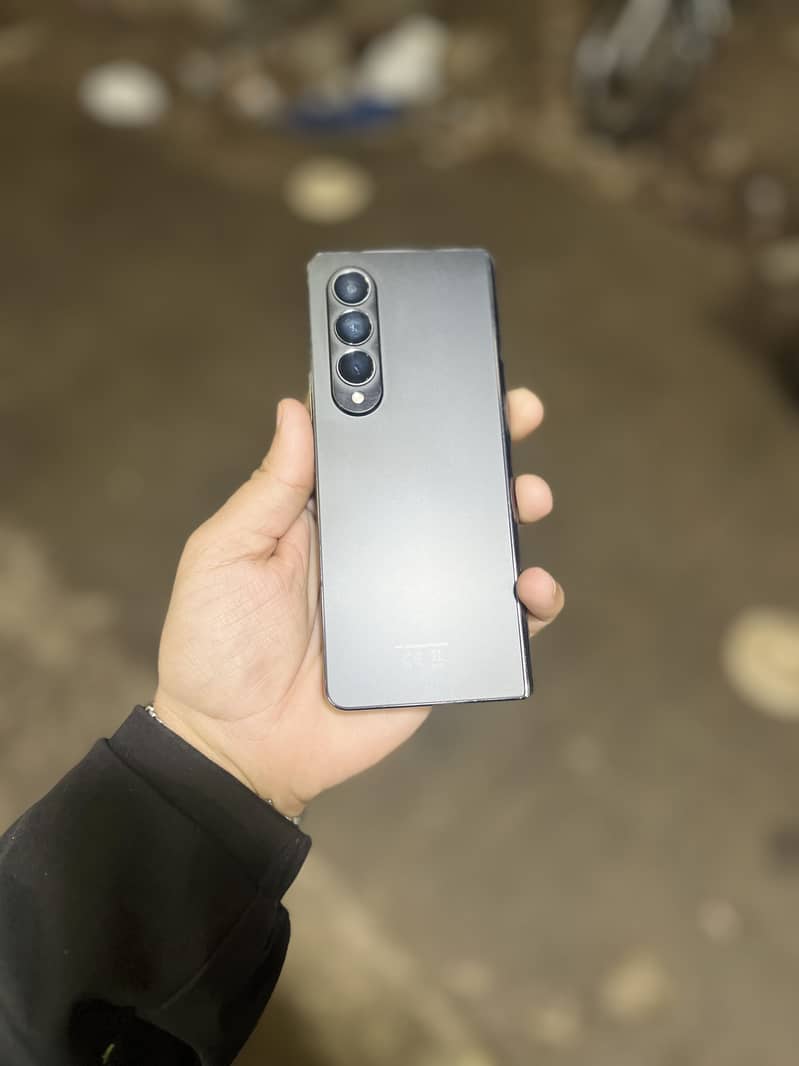 Samsung z fold 4

                                                            alt=