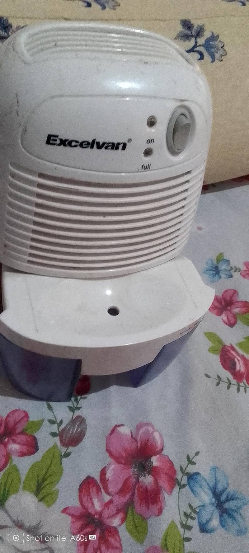 Mini Dehumidifier Made in china  DC  9 V to 12 V

                                                            alt=