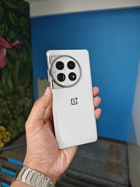 OnePlus 12 16/512GB 10/10 Condition

                                                            alt=