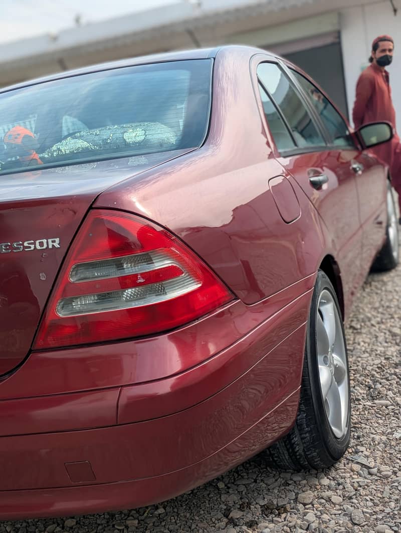 Mercedes W-203

                                                            alt=