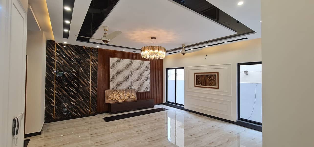 1 KANAL LUXURY ULTRA MODERN HOUSE FOR SALE AT MOST PRIME LOCATION

                                                            alt=