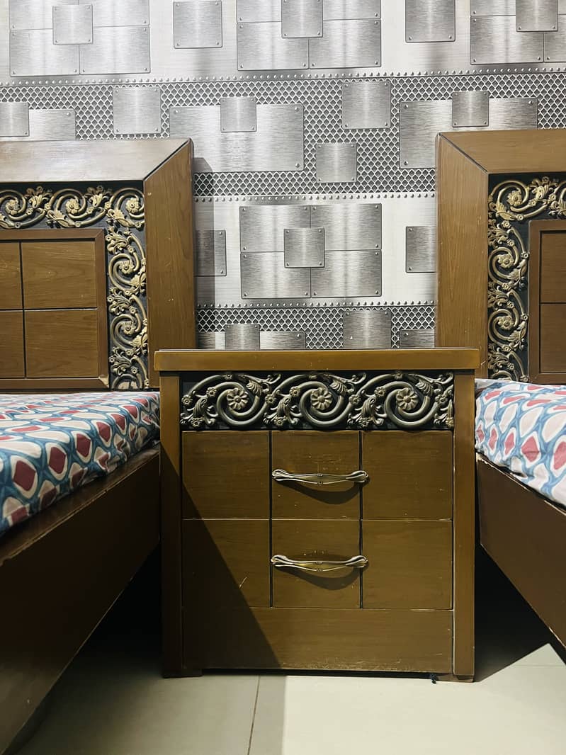 2 single bed with center table

                                                            alt=