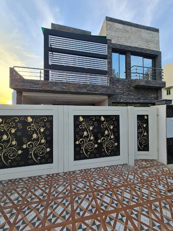 Owner Build 10-Marla House in Bahria Town Lahore

                                                            alt=