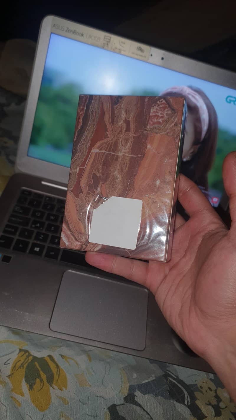 Sapphire Prestige  Artisan EAU DE PARFUM

                                                            alt=