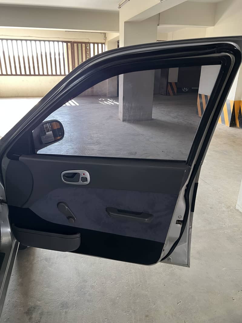 Suzuki cultus 2004 VXR Silver colour

                                                            alt=