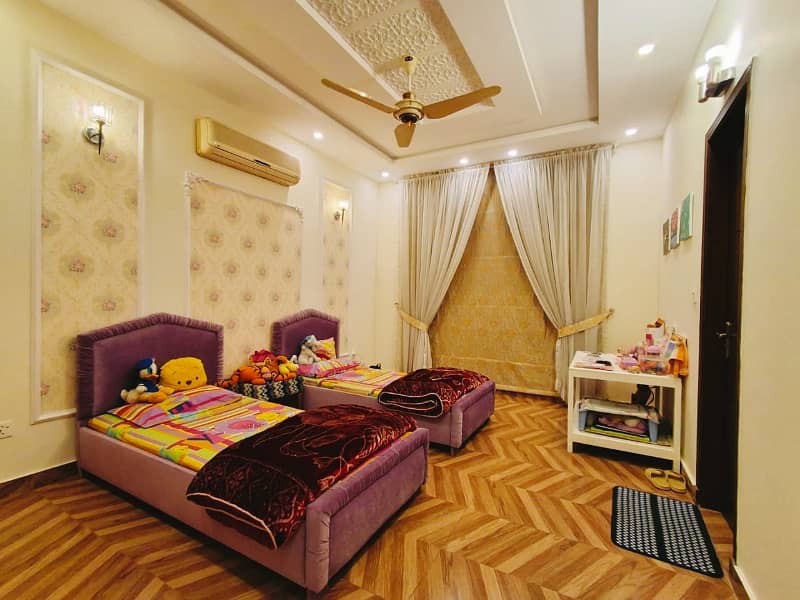 10 Marla Owner Build Home For Sale Facing park

                                                            alt=