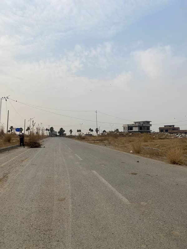 Major Road pair plots in U Block most prime location

                                                            alt=