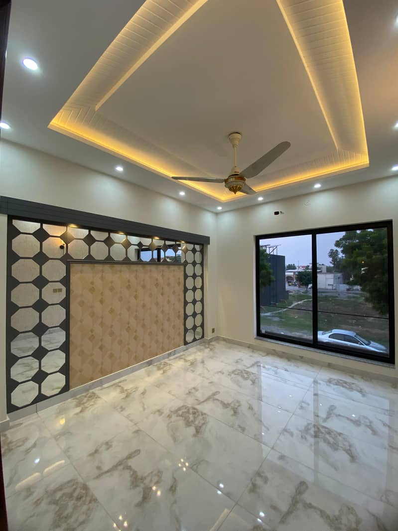 10 Marla Brand New Modern House With Solar

                                                            alt=