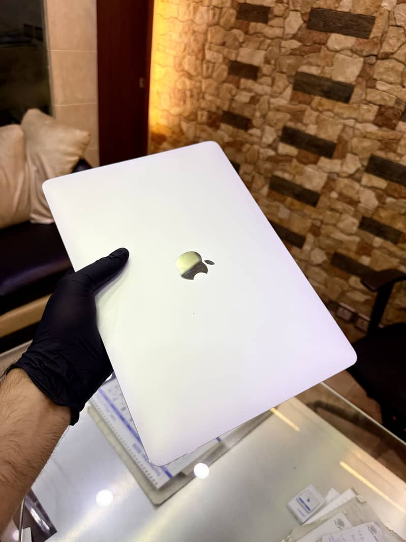 Macbook Pro 2017 13 inches with 4k Resolution Apple MacBook pro

                                                            alt=