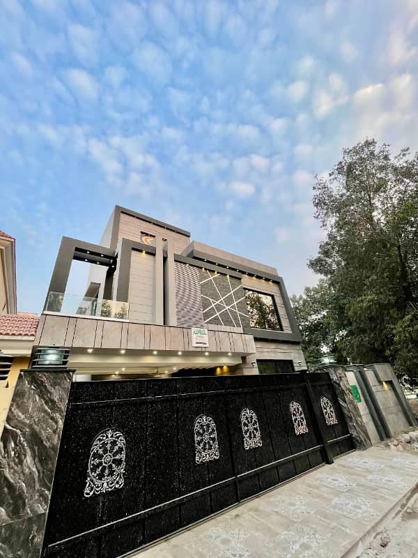 10 Marla Beautiful Modern House In Bahria Town

                                                            alt=