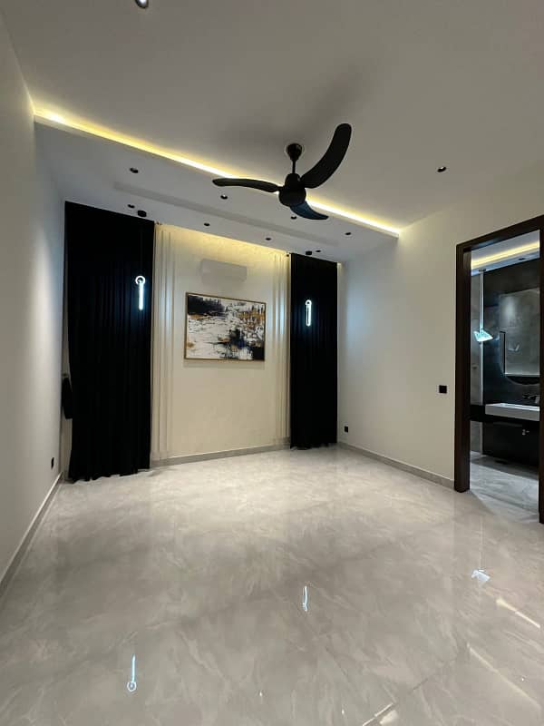 10 Marla Beautiful Modern House In Bahria Town

                                                            alt=