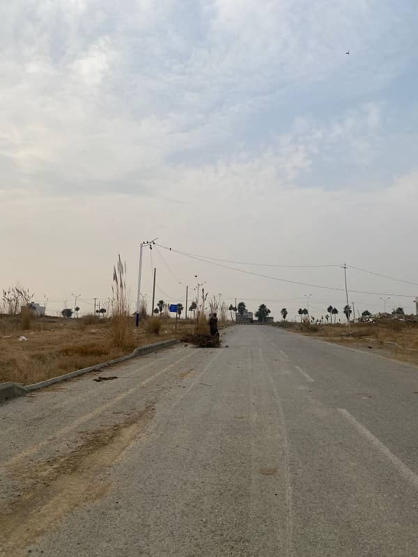 Major Road pair plots in U Block most prime location

                                                            alt=