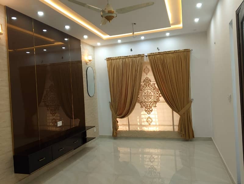 10 Marla House For Sale In Paragon City Lahore

                                                            alt=