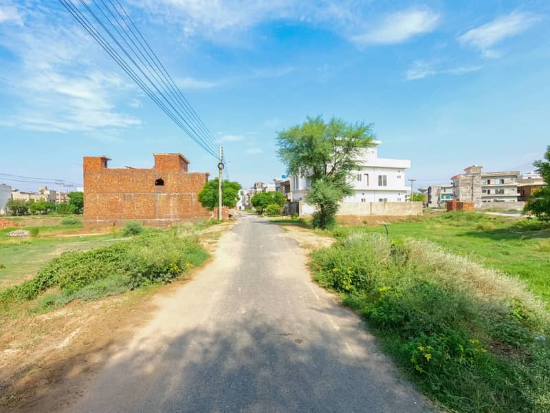 Prime Location 1 Kanal Plot For Sale In H Block, LDA Avenue 1 Near Park | Main Approach

                                                            alt=